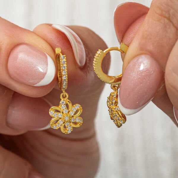Gümüş Sallantılı Gold Çiçek Kadın Küpe
