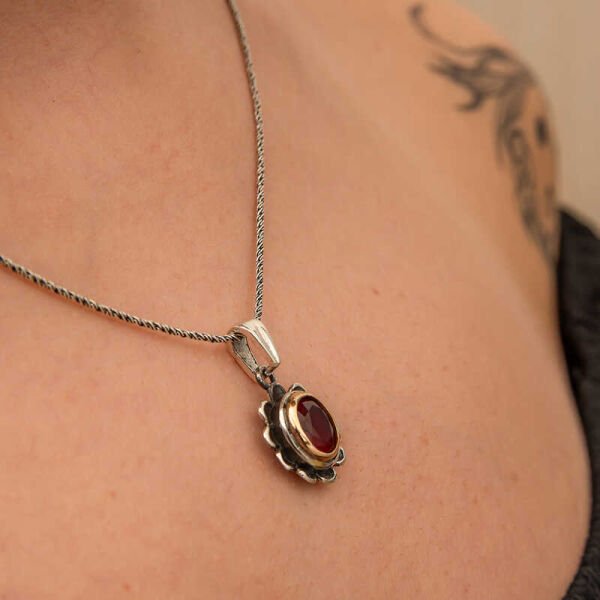 Gümüş Kırmızı Taşlı Çiçek Model Kadın Kolye