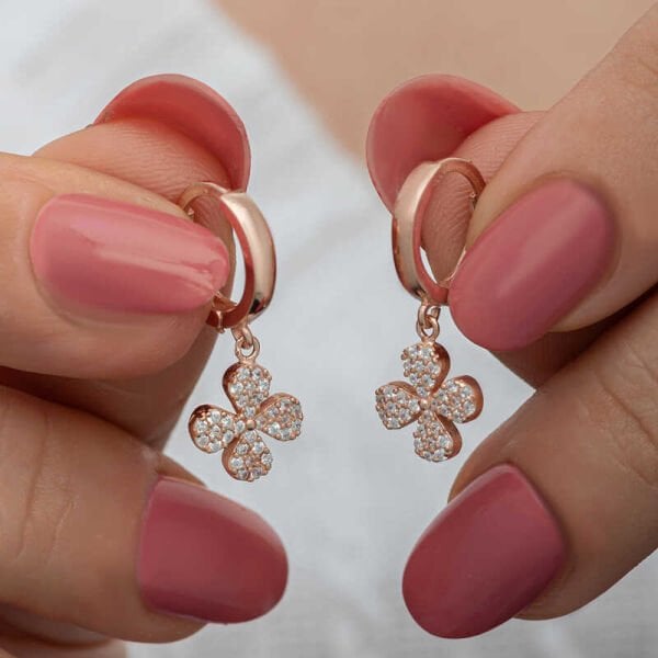 Gümüş Rose Sallantılı Yonca Kadın Küpe