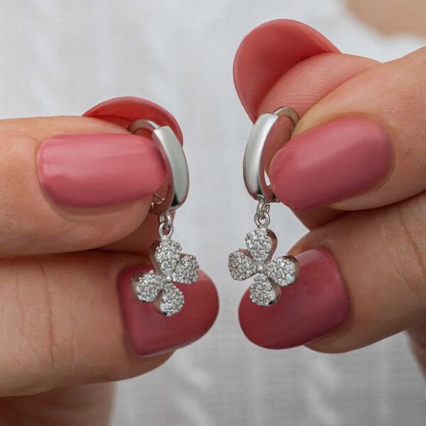 Gümüş Sallantılı Yonca Kadın Küpe