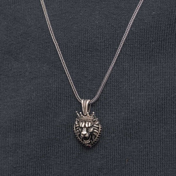 Gümüş Taçlı Aslan Figürlü Erkek Kolye