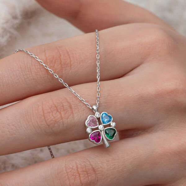 Gümüş Renkli Taşlı Kalp Figürlü Yonca Kolye