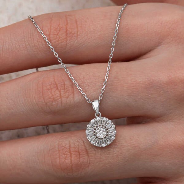 Gümüş Zirkon Taşlı Yuvarlak Kadın Kolye