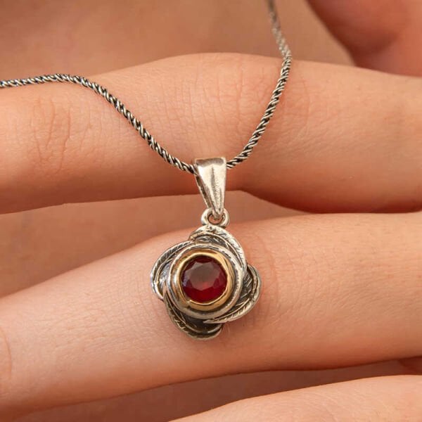 Gümüş Kırmızı Taşlı Gül Model Kadın Kolye