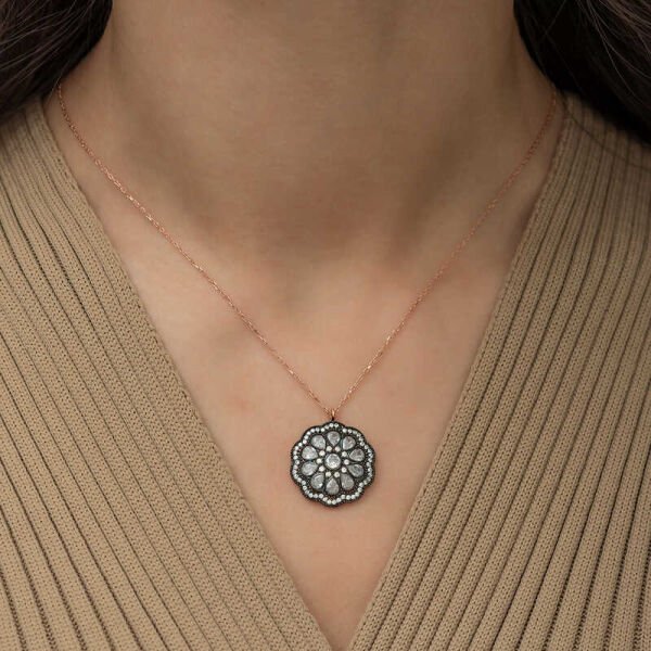 Gümüş Çiçek Desenli Elmas Montür Kolye